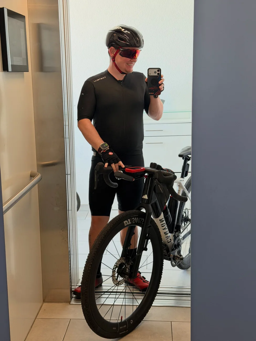 Rainer mit seinem Fahrrad vor einer Ausfahrt