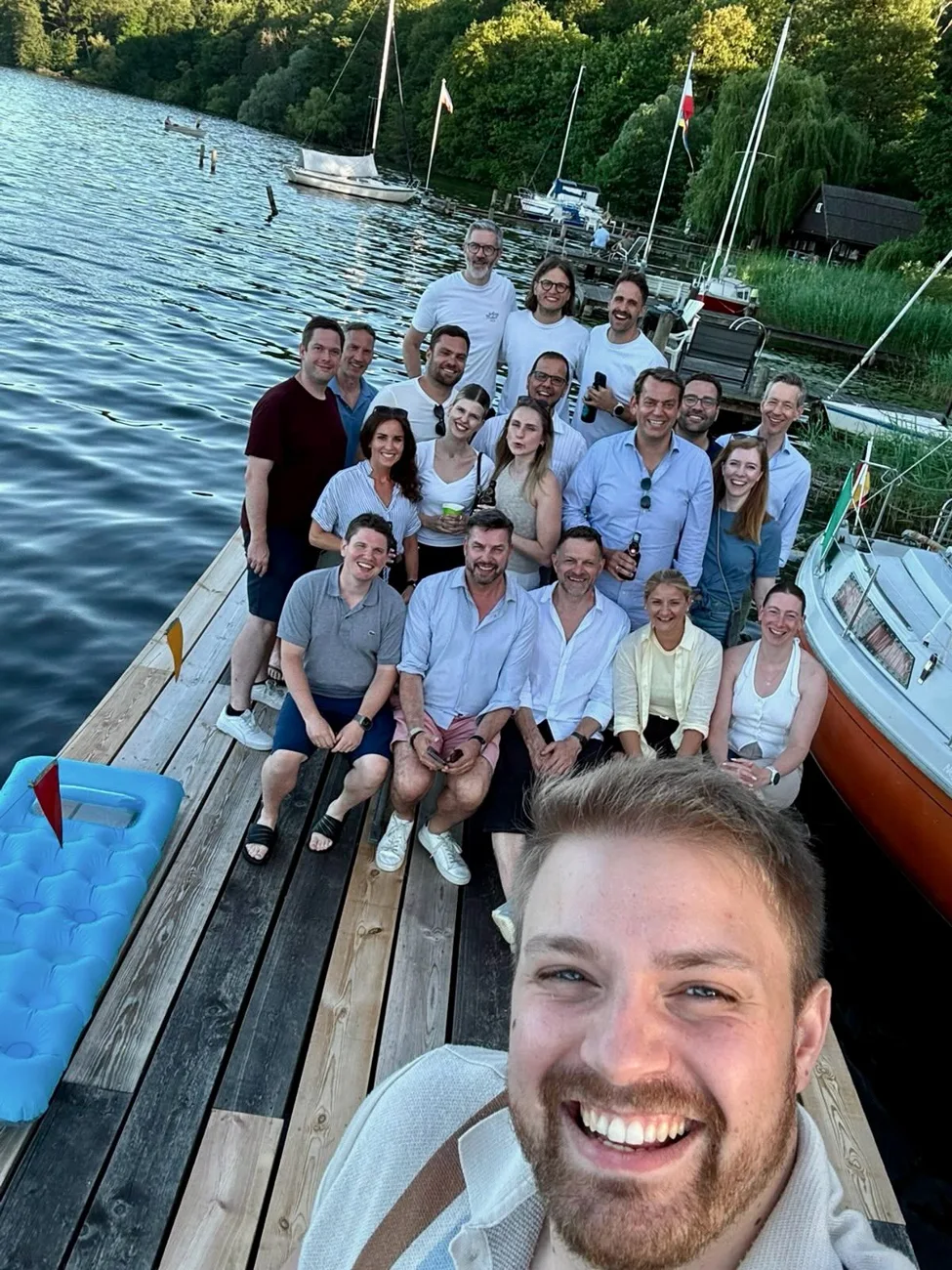 Rainer gemeinsam mit Kollegen auf einem Boot
